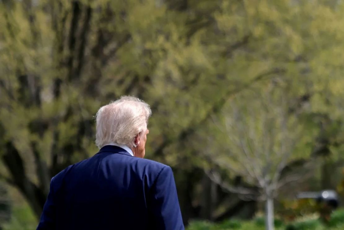 El presidente Donald Trump camina para abordar el Marine One el jueves 3 de abril.