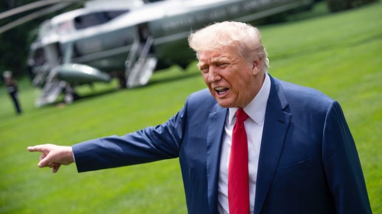 El presidente Donald Trump conversa con la prensa a su llegada al Jardín Sur de la Casa Blanca desde Camp David el lunes 9 de junio de 2025.