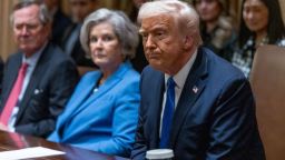El presidente Donald Trump pronuncia un discurso durante una reunión con los nominados a embajadores en la Sala del Gabinete de la Casa Blanca en Washington, el 25 de marzo de 2025.