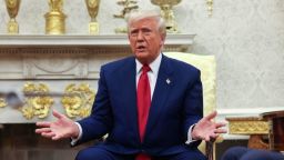 El presidente de Estados Unidos, Donald Trump, se reúne con el primer ministro israelí, Benjamin Netanyahu (no aparece en la imagen), en el Despacho Oval de la Casa Blanca el 7 de abril de 2025.