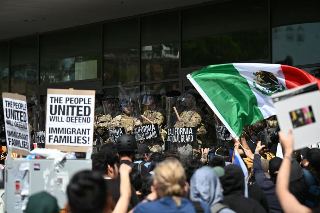 Los manifestantes se enfrentan a miembros de la Guardia Nacional de California que hacen guardia afuera del Edificio Federal durante una protesta en respuesta a las operaciones federales de inmigración en Los Ángeles el 9 de junio.