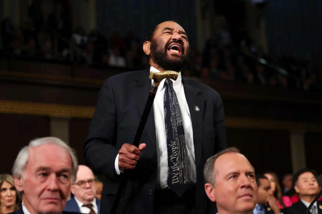 El representante Al Green grita mientras el presidente Donald Trump se dirige a una sesión conjunta del Congreso.