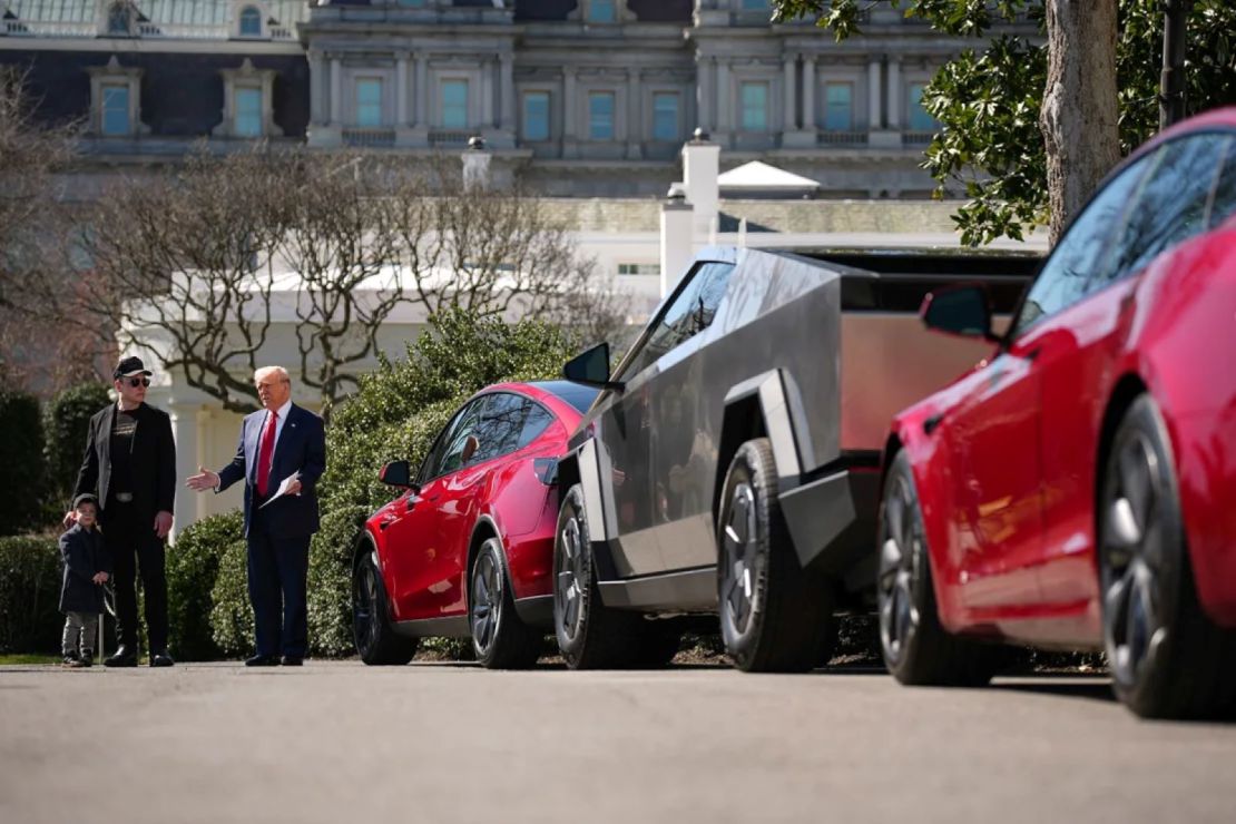 Trump, junto a Musk, ofrece declaraciones junto a un Tesla Model Y, un Cybertruck y un Model S en el Jardín Sur de la Casa Blanca el 11 de marzo de 2025 en Washington.