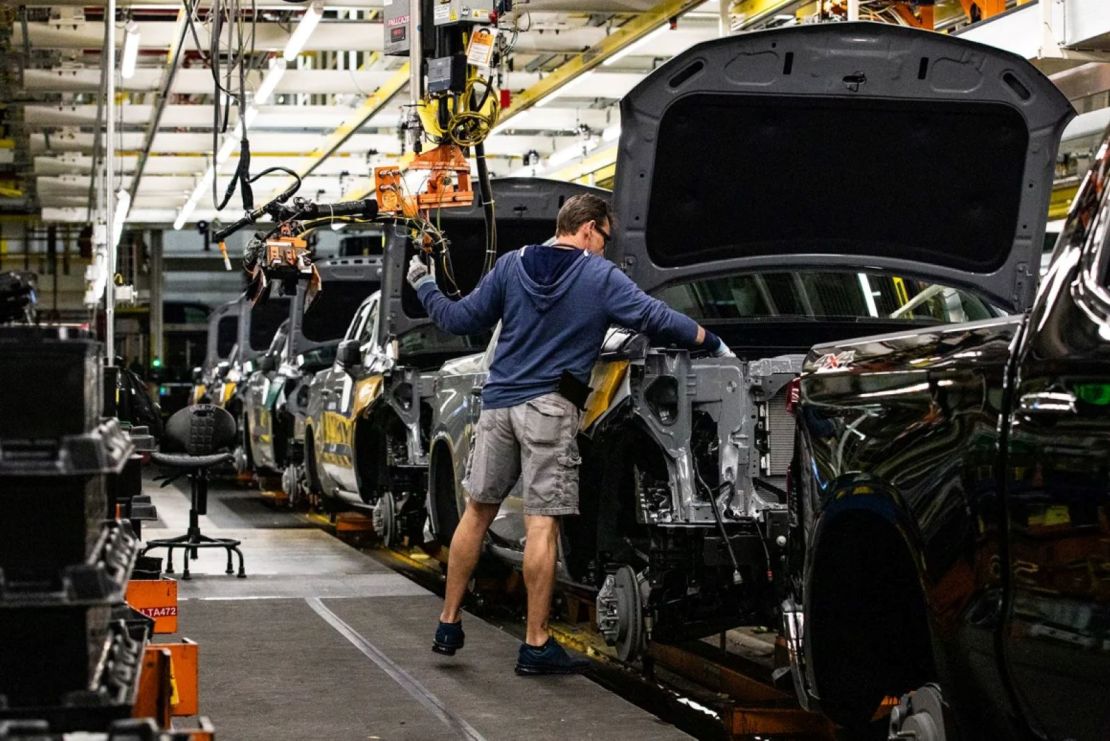 Un trabajador instala un motor en la planta de ensamblaje de General Motors en Fort Wayne, Indiana, el 9 de abril de 2024.
