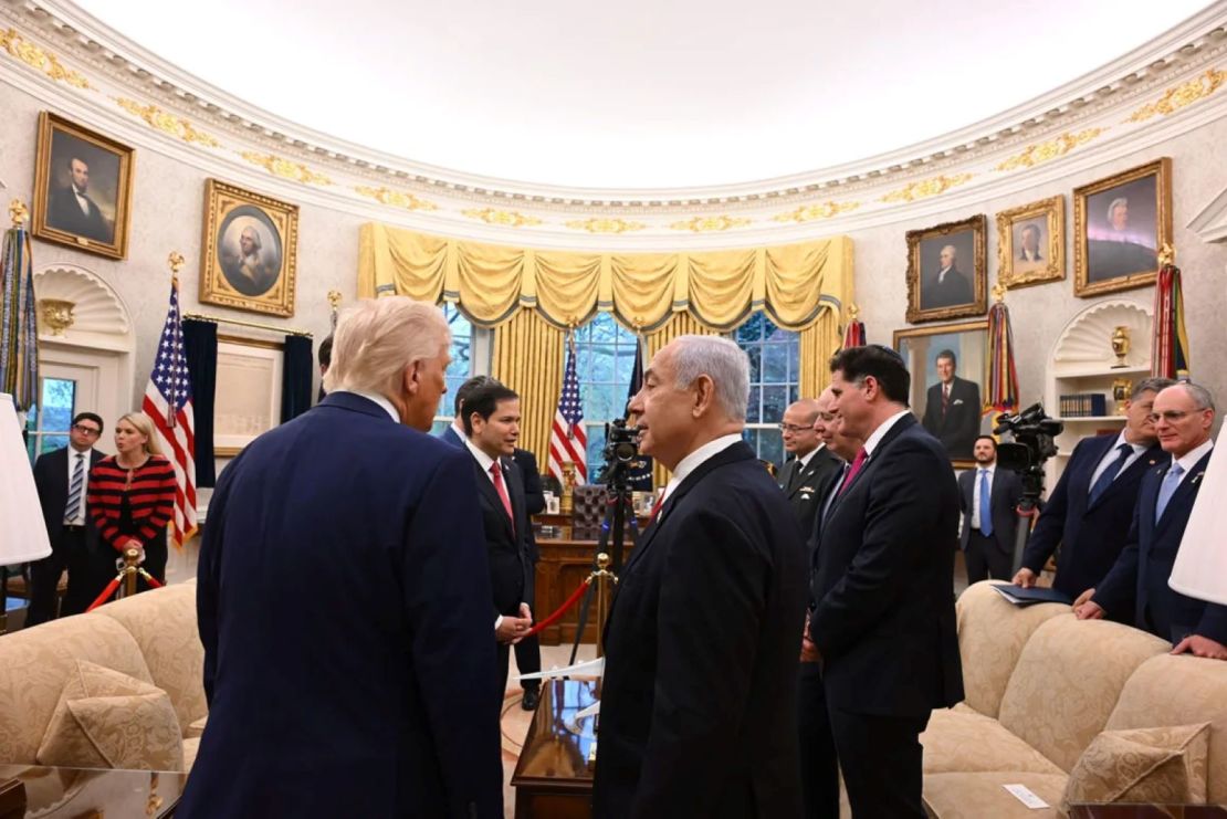 El presidente Donald Trump se reúne con el primer ministro israelí, Benjamin Netanyahu, en la Casa Blanca el 7 de abril de 2025.