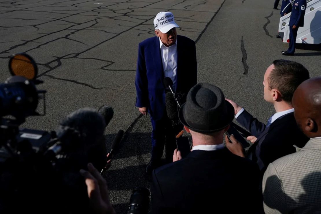 El presidente Donald Trump habla con los medios antes de abordar el Air Force One en el Aeropuerto Municipal de Morristown, Nueva Jersey, el 25 de mayo de 2025.