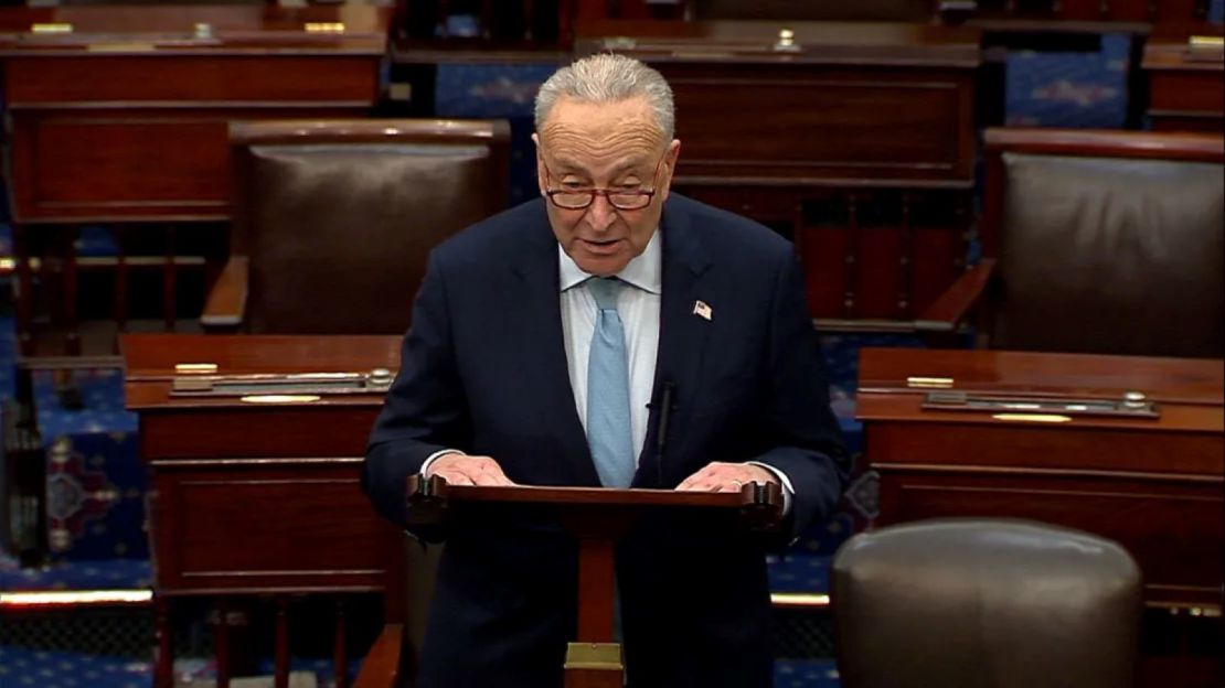 El líder de la minoría en el Senado, Chuck Schumer, habla en el pleno del Senado el miércoles.