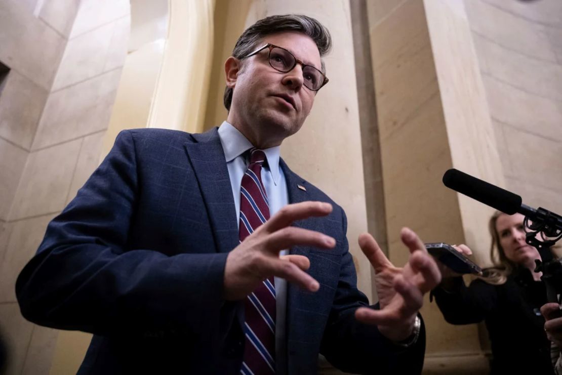 El presidente de la Cámara de Representantes, Mike Johnson, se reúne con la prensa frente a su oficina en el Capitolio de Estados Unidos el lunes.