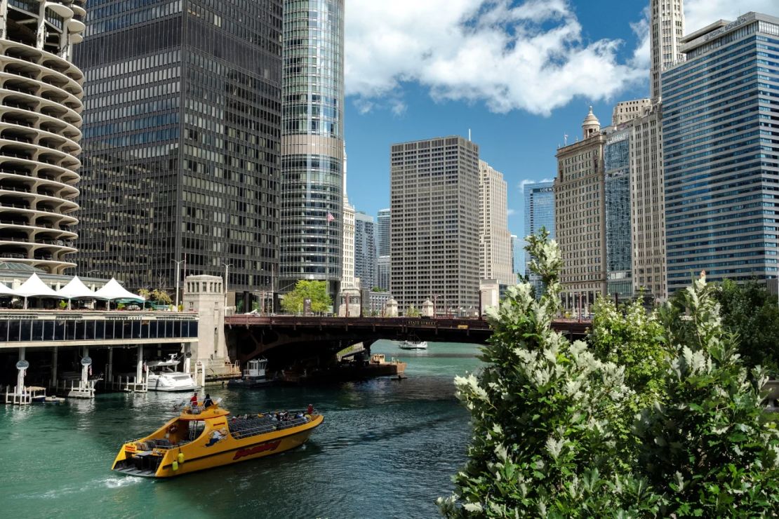Los barcos flotan por el río Chicago en Chicago el lunes.