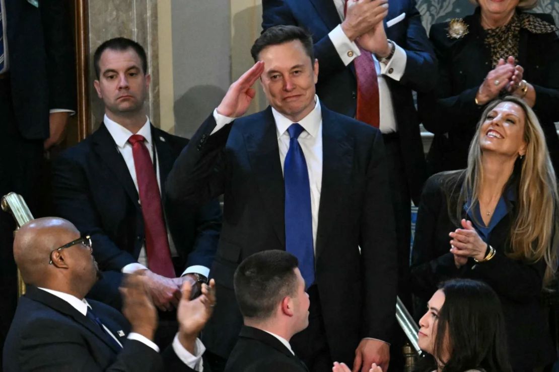 Elon Musk se pone de pie cuando Trump lo reconoce.