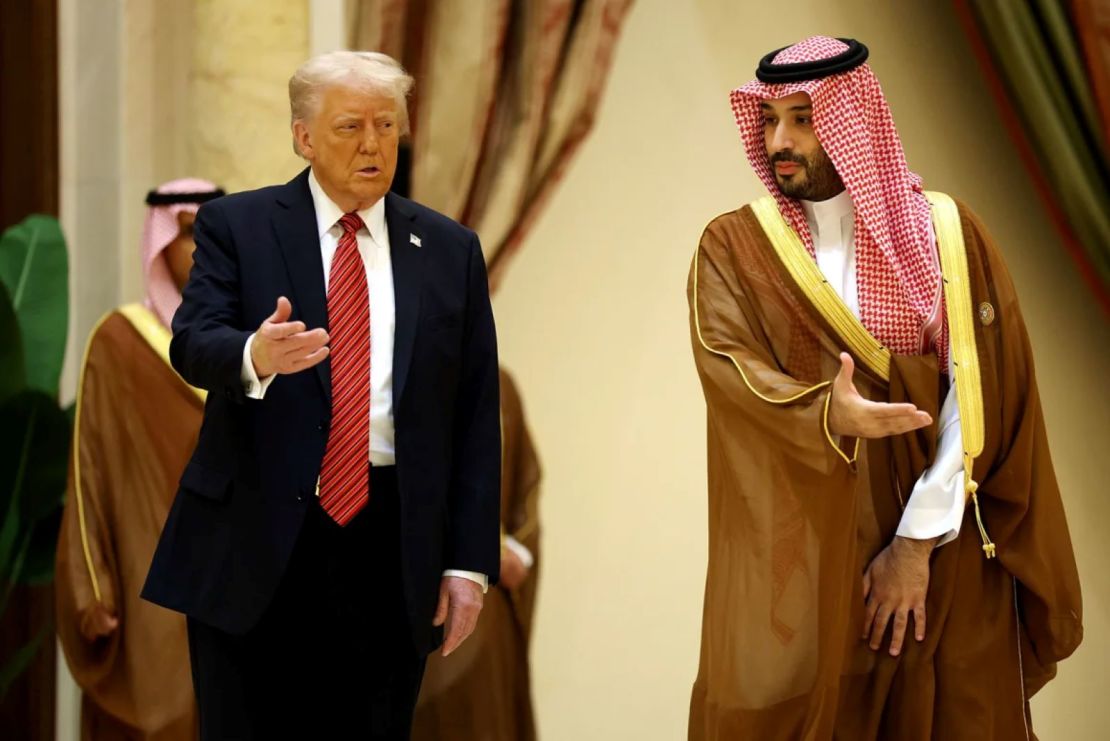 El presidente Donald Trump y el príncipe heredero de Arabia Saudita, Mohammed bin Salman, llegan a la Cumbre de Líderes del Consejo de Cooperación del Golfo (CCG) en el Ritz-Carlton el 14 de mayo de 2025 en Riad, Arabia Saudita.