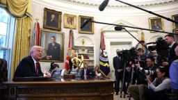 El presidente Donald Trump habla con la prensa después de firmar un decreto en el Despacho Oval de la Casa Blanca el 26 de marzo de 2025, en Washington.