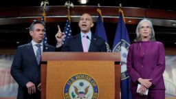 El líder de la minoría en la Cámara, Hakeem Jeffries, habla en una conferencia de prensa junto al representante Pete Aguilar y la representante Katherine Clark tras una serie de votaciones en el Capitolio el 11 de marzo de 2025, en Washington.