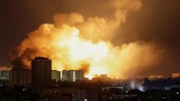 La explosión de un dron ilumina el cielo de la ciudad durante un ataque con drones rusos en Kyiv, Ucrania, el 24 de mayo de 2025.