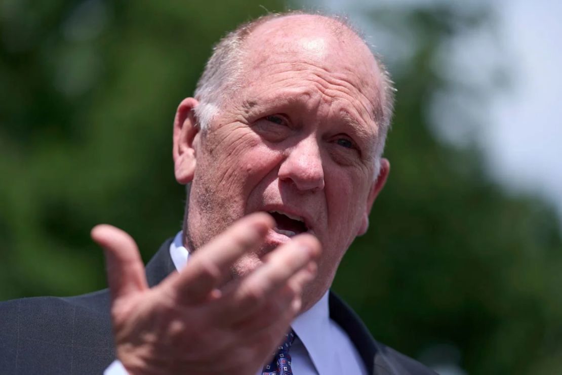 El zar fronterizo de la Casa Blanca, Tom Homan, habla con periodistas en la Casa Blanca el martes 20 de mayo de 2025, en Washington.