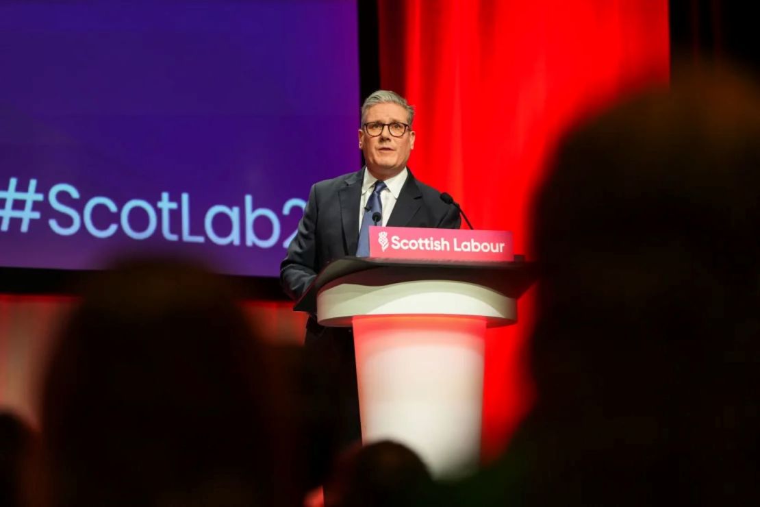 El primer ministro Keir Starmer habla durante el tercer día de la conferencia del Partido Laborista Escocés el domingo en Glasgow.