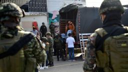 Oficiales de policía y  de la Defensa Civil de Colombia descargan ayuda humanitaria para personas desplazadas por los recientes enfrentamientos entre grupos armados en Tibú, departamento de Norte de Santander, Colombia, el 19 de enero de 2025. Un nuevo brote de violencia guerrillera en medio de un tambaleante proceso de paz en Colombia asolado por el conflicto ha dejado más de 80 personas muertas en poco más de tres días, informaron las autoridades el domingo. El grupo armado Ejército de Liberación Nacional (ELN) lanzó un asalto en la región nororiental del Catatumbo el jueves pasado contra una formación rival compuesta por ex de la ahora extinta fuerza guerrillera de las FARC que siguió luchando después de que se desarmó en 2017.