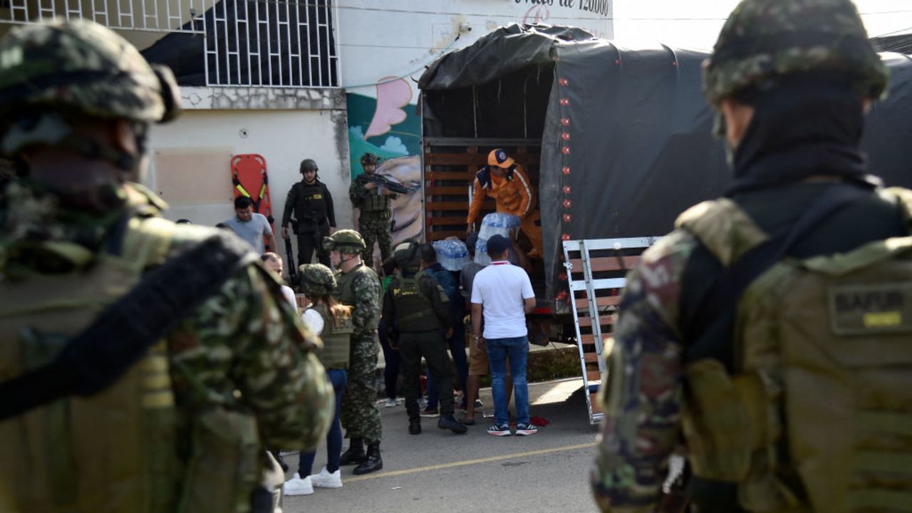 Oficiales de policía y miembros de la Defensa Civil de Colombia descargan ayuda humanitaria para personas desplazadas por los recientes enfrentamientos entre grupos armados en Tibú, departamento de Norte de Santander, Colombia, el 19 de enero de 2025. Un nuevo brote de violencia guerrillera en medio de un tambaleante proceso de paz en Colombia asolado por el conflicto ha dejado más de 80 personas muertas en poco más de tres días, informaron las autoridades el domingo. El grupo armado Ejército de Liberación Nacional (ELN) lanzó un asalto en la región nororiental del Catatumbo el jueves pasado contra una formación rival compuesta por exmiembros de la ahora extinta fuerza guerrillera de las FARC que siguió luchando después de que se desarmó en 2017.