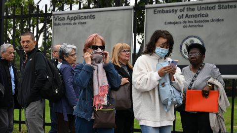 Personas esperan afuera de la embajada de Estados Unidos luego de que sus citas para obtener visas fueran canceladas en Bogotá el 27 de enero de 2025.