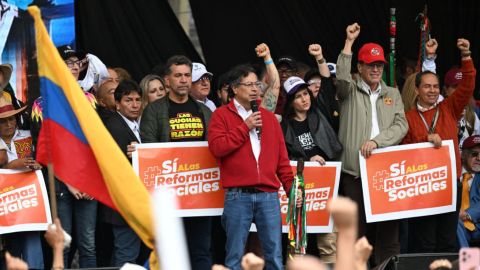 El presidente de Colombia, Gustavo Petro, habla durante un mitin en Bogotá el 18 de marzo de 2025 para presionar al Congreso a aprobar las reformas gubernamentales.