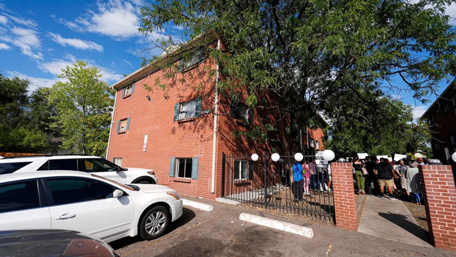 El Colectivo Comunitario de East Colfax organiza una manifestación en el patio para abordar los problemas crónicos en los edificios de apartamentos ocupados por personas desplazadas de sus países de origen en América Central y del Sur, en Aurora, Colorado, el 3 de septiembre de 2024.