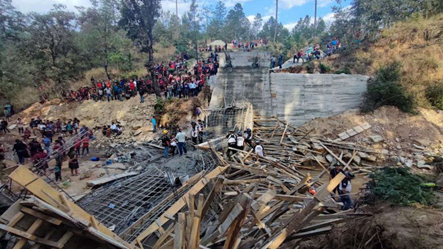 Un puente colpasó en Guatemala dejando varios heridos.