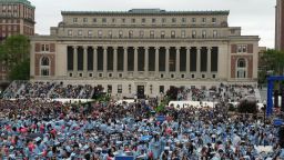 Estudiantes asisten a la ceremonia de graduación en la Universidad de Columbia en Nueva York el 21 de mayo.