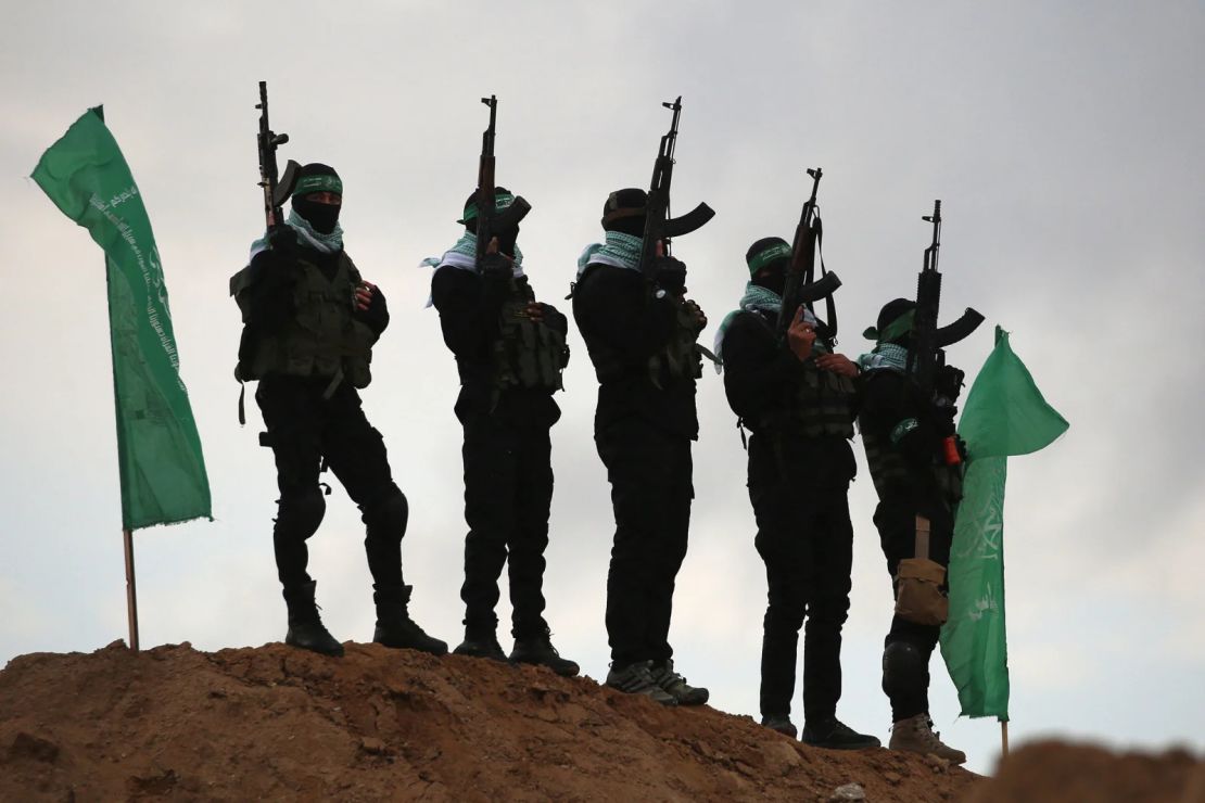 Combatiente de Hamas en Khan Yunis el 20 de febrero, antes de la entrega de los cuerpos de cuatro rehenes israelíes.