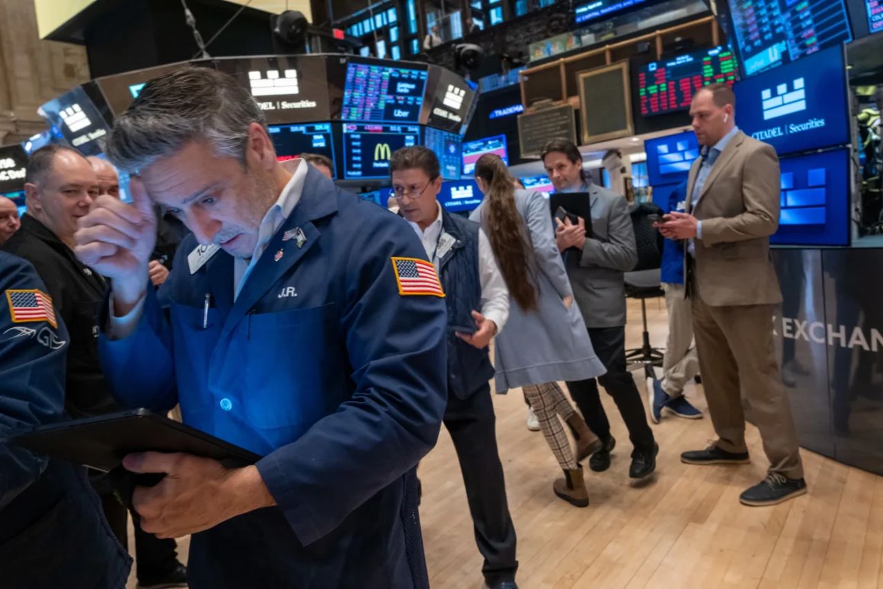 Los comerciantes trabajan en el piso de la Bolsa de Valores de Nueva York el viernes.