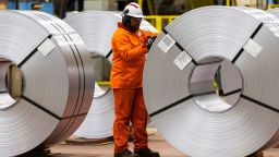 Un trabajador inspecciona una bobina de acero en la planta de acero de ArcelorMittal Dofasco en Hamilton, Ontario, Canadá, el miércoles.