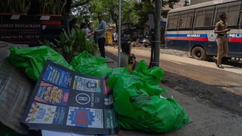 Carteles están esparcidos fuera del estudio donde el comediante indio Kunal Kamra se presentó en Mumbai, India, el lunes 24 de marzo de 2025.