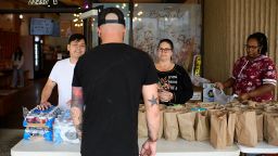 Eric Dunham, residente de Houston, se acerca para recibir una bolsa de almuerzo gratuita del propietario del restaurante, Nhan Ngo (izquierda), el 1 de noviembre. Cerca uno de cada ocho estadounidenses recibe beneficios de cupones de alimentos del Gobierno federal, un programa que corre riesgo de quedarse sin fondos desde el sábado debido al cierre del Gobierno.