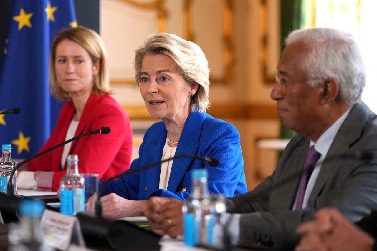 La presidenta de la Comisión Europea, Ursula von der Leyen, asiste a una reunión durante la Cumbre Reino Unido-UE en Lancaster House en Londres el 19 de mayo.
