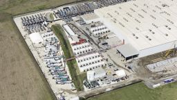 Imagen aérea del centro de datos de xAI en el suroeste de Memphis. Los residentes locales protestan contra el uso de turbinas de gas en las instalaciones