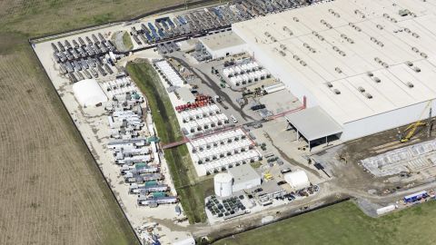 Imagen aérea del centro de datos de xAI en el suroeste de Memphis. Los residentes locales protestan contra el uso de turbinas de gas en las instalaciones