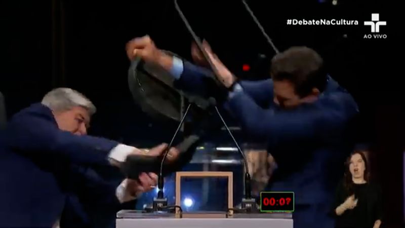 Video capta momento en que un candidato le da sillazo a contrincante en pleno debate en Brasil