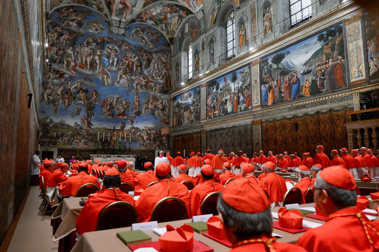 Los cardenales rezan en la Capilla Sixtina el miércoles