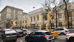 Una vista del edificio del banco central de Rusia mientras la vida cotidiana continúa durante un clima frío en Moscú, Rusia, el 16 de febrero de 2024.