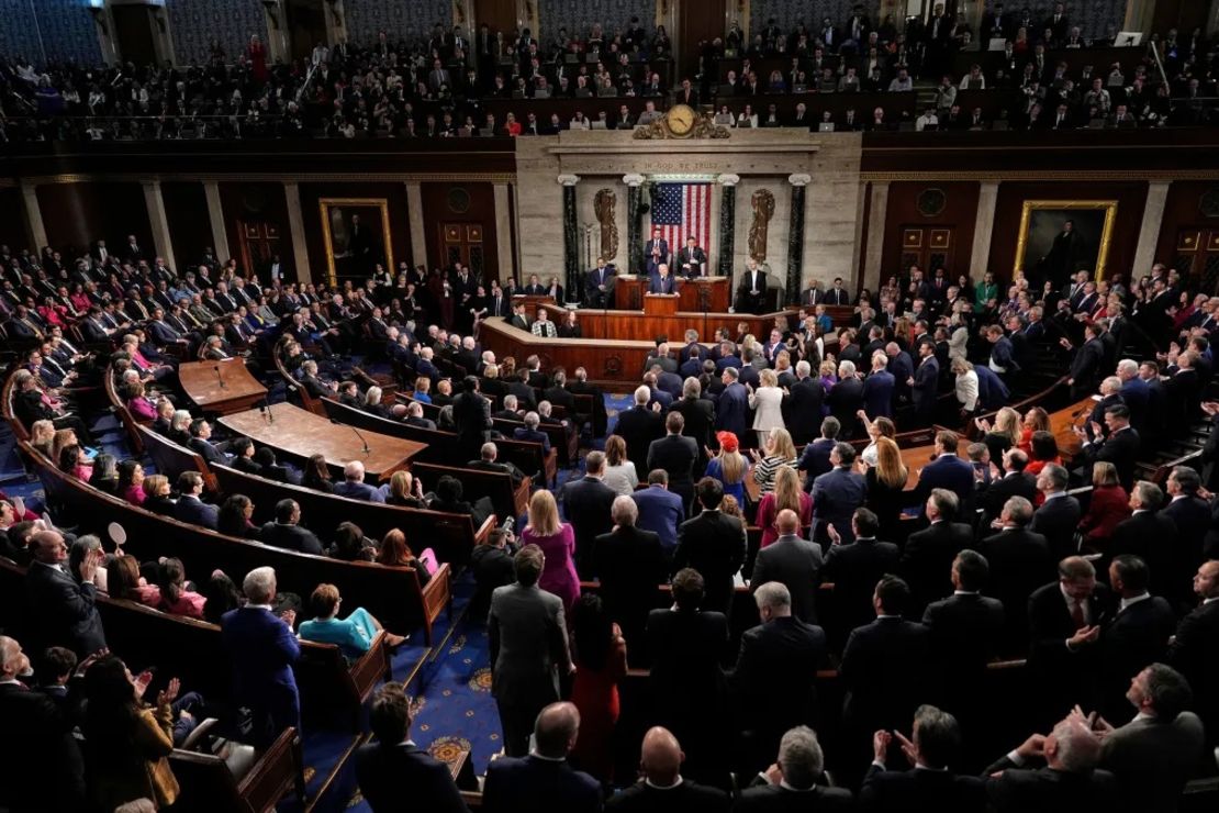 Los republicanos se ponen de pie mientras los demócratas se sientan mientras el presidente Donald Trump se dirige a una sesión conjunta del Congreso en la Cámara de Representantes en el Capitolio de Estados Unidos en Washington, el 4 de marzo de 2025.
