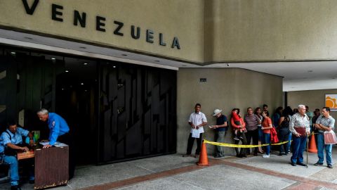 Venezolanos hacen fila en el consulado de Chile en Caracas el 16 de abril de 2018.