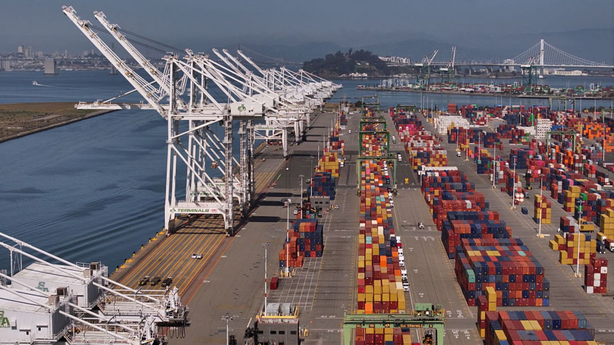 Vista aérea de grúas de carga inactivas en el Puerto de Oakland, California, el 28 de abril.