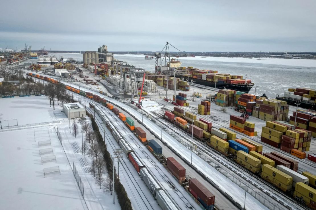 Se ven contenedores de envío en el puerto de Montreal, Canadá, el 2 de febrero.
