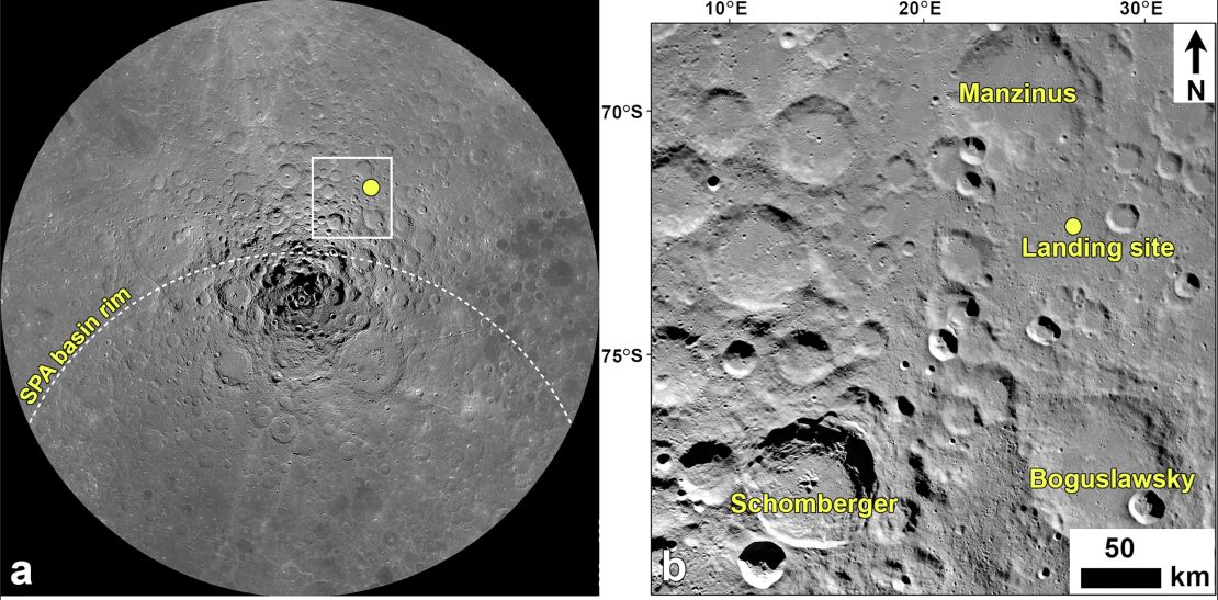 Gambar mosaik kutub menunjukkan lokasi pendaratan Chandrayaan 3, termasuk titik Shiv Shakti (kiri) dan tampilan yang diperbesar di sekitar lokasi pendaratan memperlihatkan kawah di dekatnya (kanan).