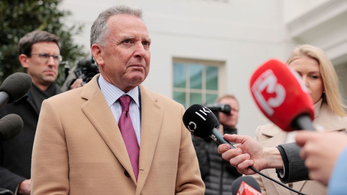 Steve Witkoff, enviado especial a Medio Oriente, afuera de la Casa Blanca el 6 de marzo de 2025 en Washington.