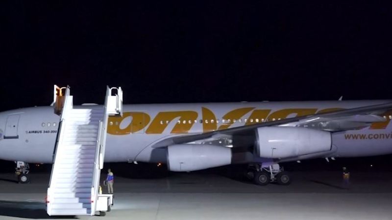 muestra la llegada de 199 migrantes venezolanos deportados por EE.UU.