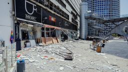 Ventanas rotas y daños estructurales en un edificio en Rishon LeZion, Israel, el 14 de junio de 2025, tras los ataques de represalia de Irán.