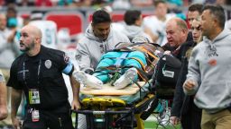 Grant DuBose, receptor de los Miami Dolphins, fue retirado del campo tras sufrir una lesión durante un partido contra los Houston Texans.