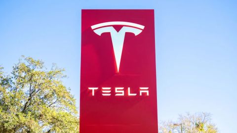 Un logo de Tesla se muestra en un concesionario el 14 de noviembre de 2024 en Austin, Texas.