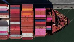 Un barco portacontenedores atracado en el Puerto de Oakland, California, el 9 de diciembre. El presidente electo de Estados Unidos, Donald Trump, ha amenazado con nuevos aranceles a múltiples países a medida que se acerca su segundo mandato, después de hacer de los aranceles una característica de su campaña.