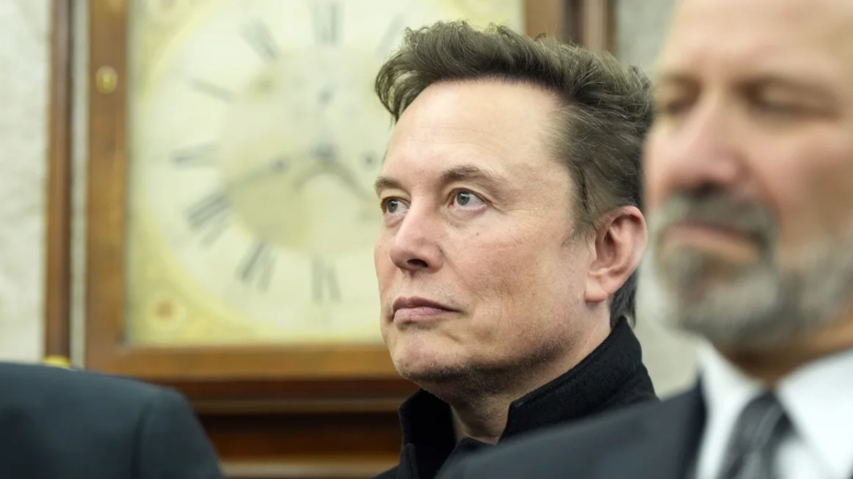 Elon Musk escucha mientras el presidente de Estados Unidos, Donald Trump, se reúne con el primer ministro de la India, Narendra Modi, en el Despacho Oval de la Casa Blanca, el jueves 13 de febrero de 2025, en Washington.